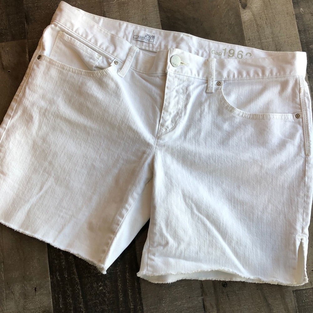 Crisp white gap boyfriend cut off shorts